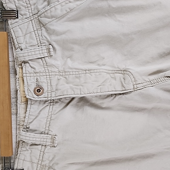 Hollister khaki flat front button fly Bermuda shorts Size 31 light distressing - Picture 2 of 9